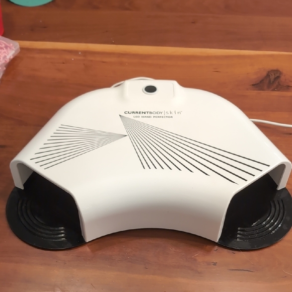 CurrentBody Skin LED Light Therapy - White For Hands - Picture 4 of 8